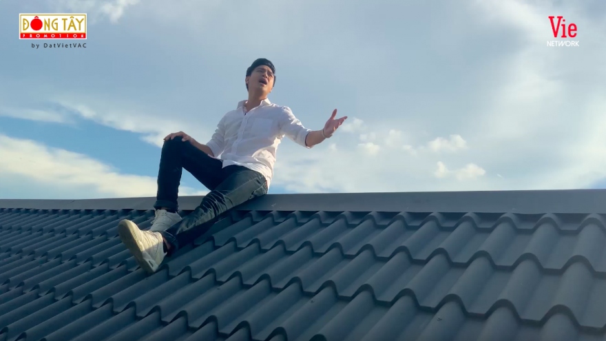 Thanh Duy "chịu chơi" leo lên nóc nhà để quay MV "Ca sĩ bí ẩn"
